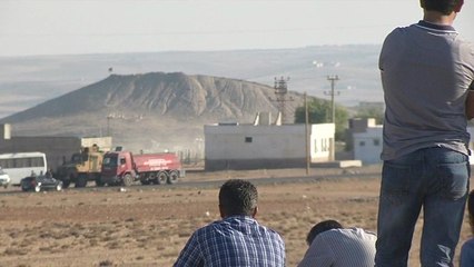 REPORTAGE - Syrie: l'Etat islamique plante son drapeau noir à l'est de Kobani