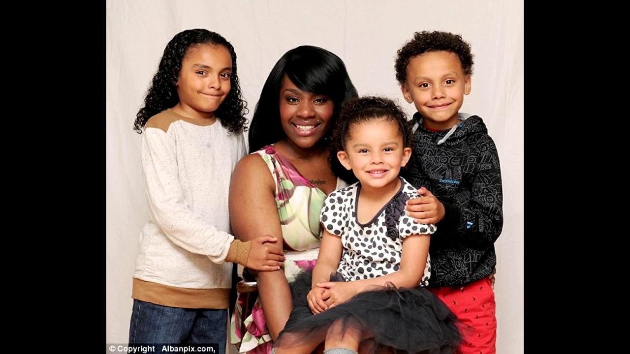 Abandona a sus tres hijos para casarse con preso que conoció en internet