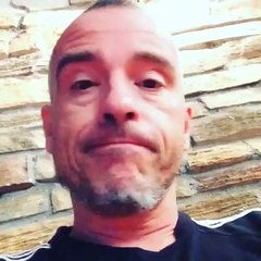 eros ramazzotti e biagio antonacci mangiando una pizza