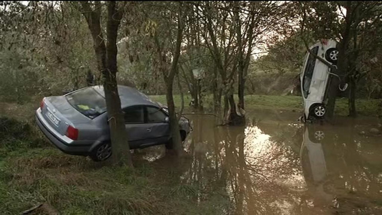 Des voitures renversées après des pluies diluviennes dans l'Hérault
