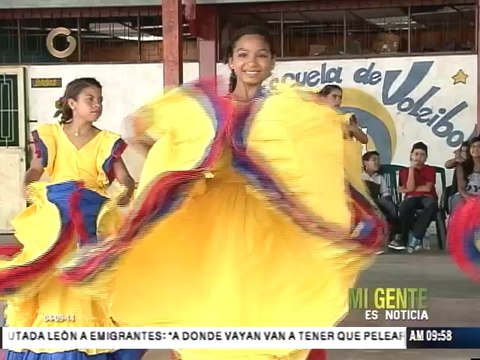 Fundadora de escuela de danza elabora los trajes de las bailarinas