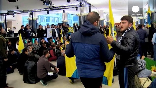 Protesta contro l'Isil, centinai di curdi occupano il Parlamento Ue