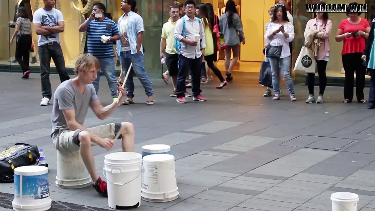 Un joueur de percussions qui a le sens du rythme !