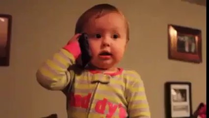 Adorable bébé tient une discussion complète avec son père