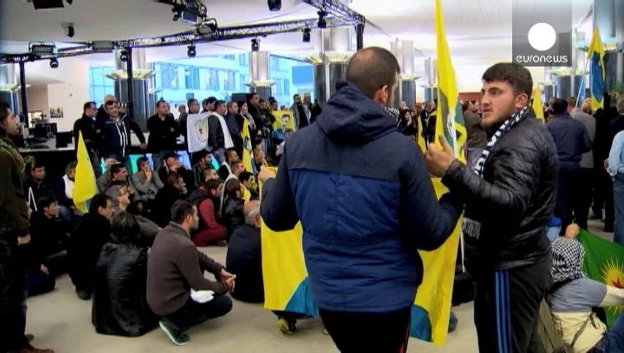 Manifestantes kurdos irrumpen en el Parlamento Europeo