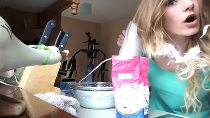 Une blonde se prend les cheveux dans un batteur électrique