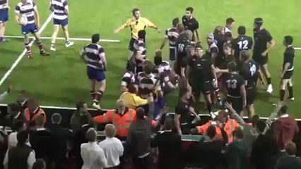 Un homme nu s'introduit sur le terrain et declenche une baston générale