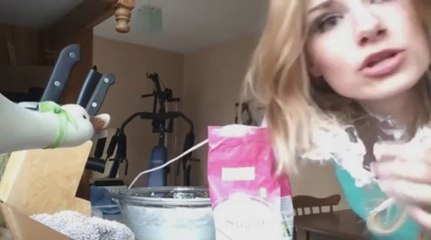 Une blonde reste un peu trop concentré sur la caméra pendant qu'elle cuisine