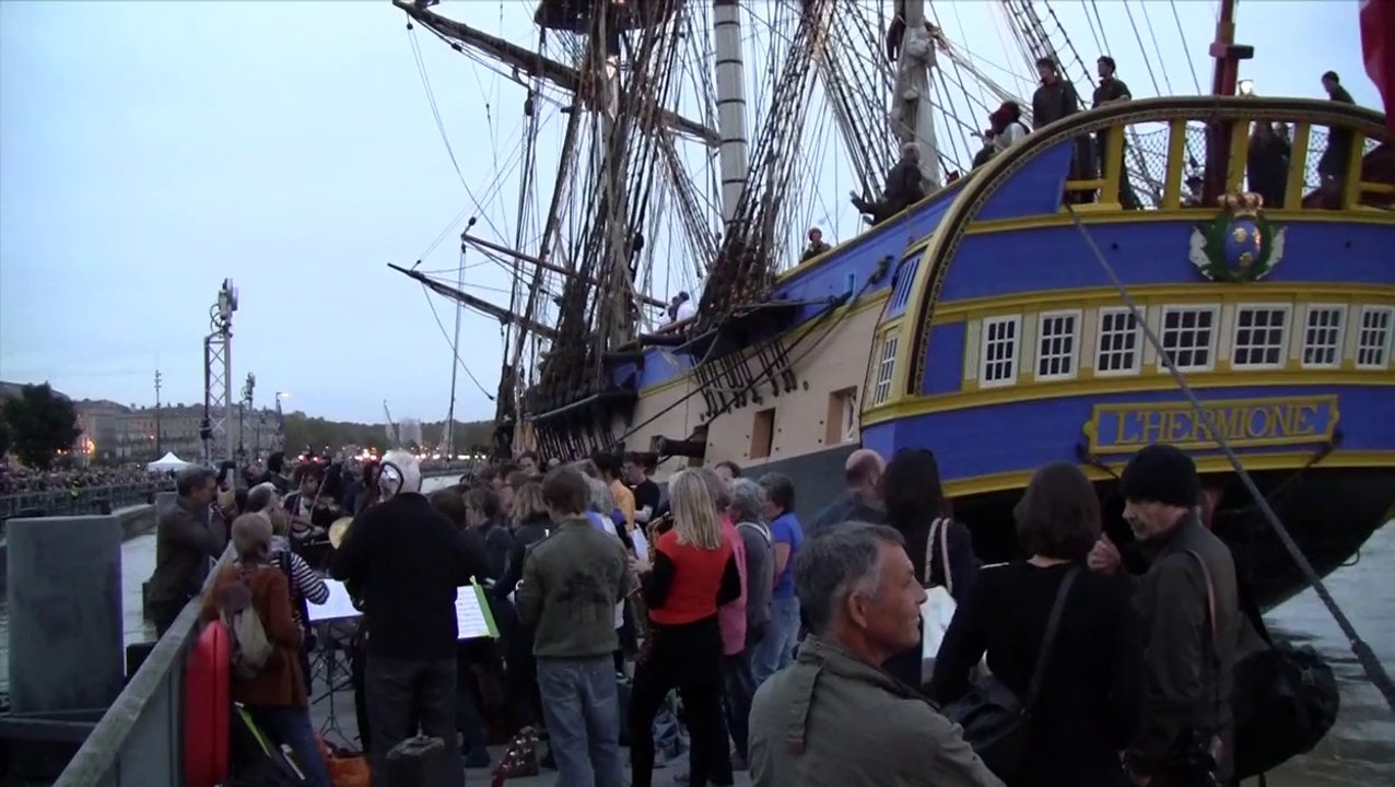 L'Hermione entre dans Bordeaux