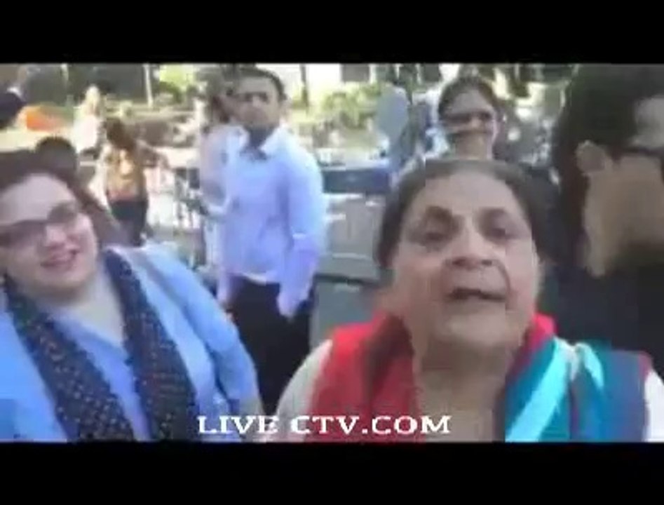Auntie on fire swearing nawaz shareef in jalsa