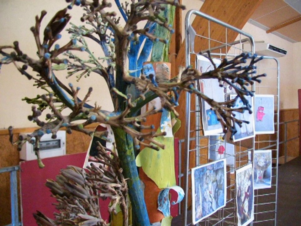 L'exposition des travaux des enfants, festival d'art contemporain de Saint Florent sur Auzonnet