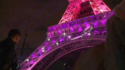 Torre Eiffel iluminada por ‘Outubro Rosa’