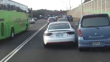 COLÈRE SUR LA ROUTE: 2 VOITURES ESSAYANT D’OCCUPER LA MÊME VOIE