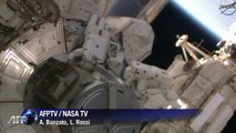 Astronautas caminham no espaço