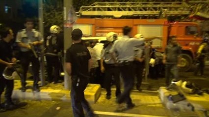 Tải video: Adıyaman AK Parti ve Valinin Yaşadığı Konak Önünde Gerginlik: 14 Polis Yaralı