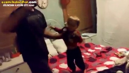 Oğluyla Amerikan Güreşi Yapan Adam