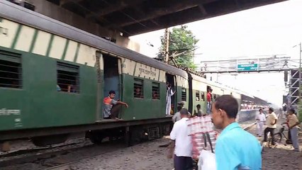 Life of Common Man in Indian Railway Local Train ,India 2014 [HD VIDEO]