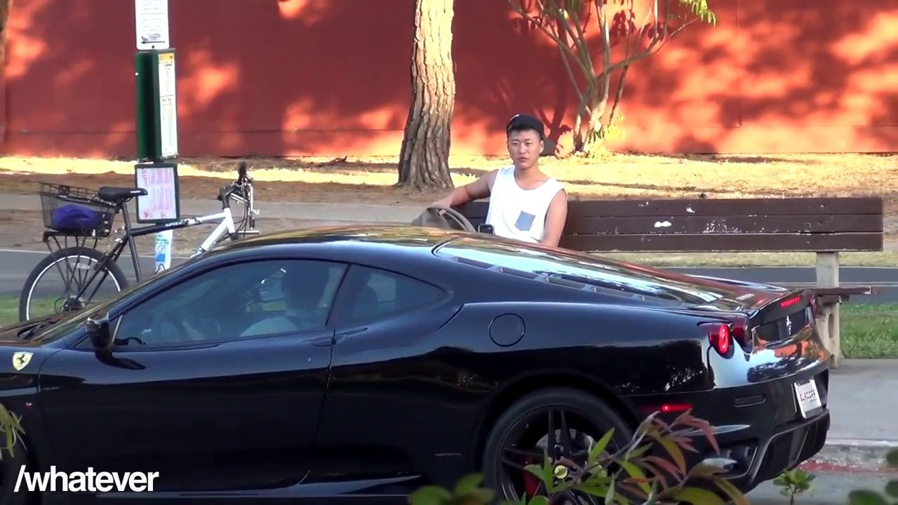 Une Ferrari à la place du Bus - Caméra cachée marrante!