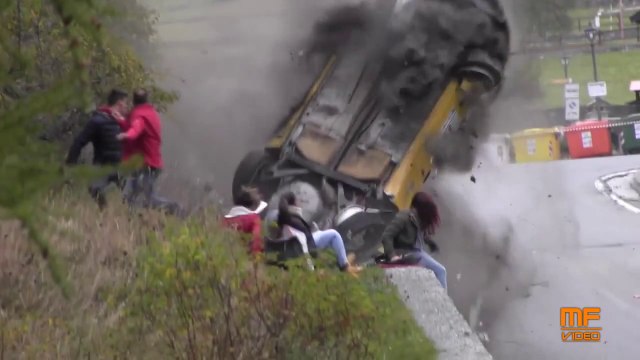 Terrible Crash en plein rallye - Une voiture fauche le public