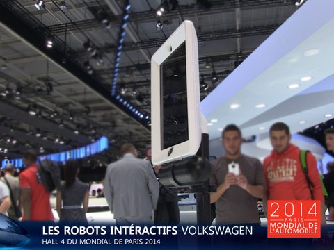 Des robots interactifs sur le stand Volkswagen du Mondial de l'Auto 2014