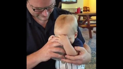 Un bébé qui adore l'eau