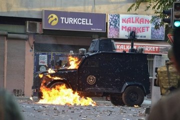 Göstericiler Tüfek Satan İş Yerini Yağmaladı