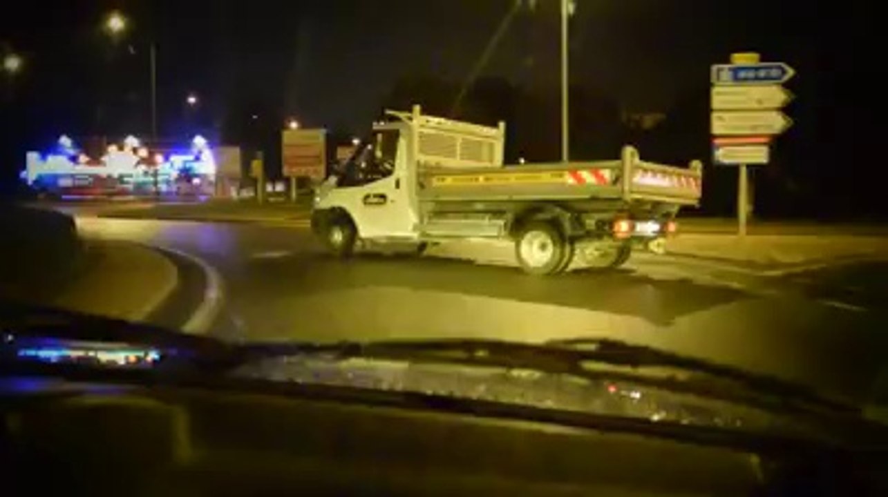 Un conducteur fou fait du drift avec un énorme camion de location !