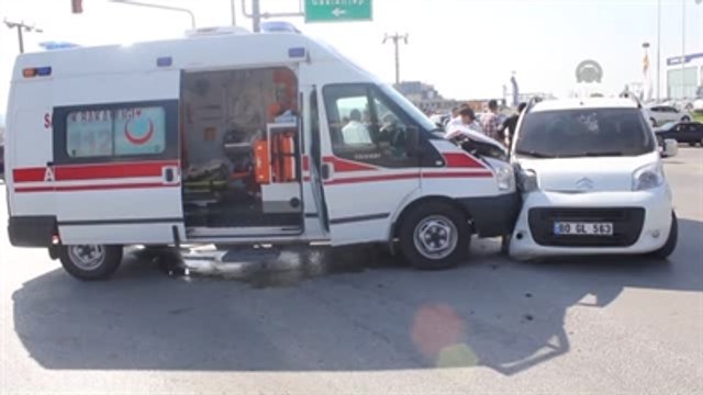 Ambulans Kamyonet ile Çarpıştı: 2 Yaralı
