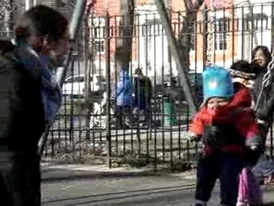 ethan fait de la balancoire