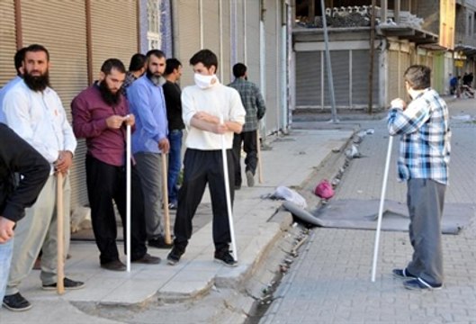 Göstericilere Karşı Kur'an Kursunu Korumak İçin Sopalı Nöbet