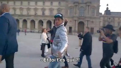 Jay-Z vexé de ne pas être reconnu par un touriste au Louvre (Paris)