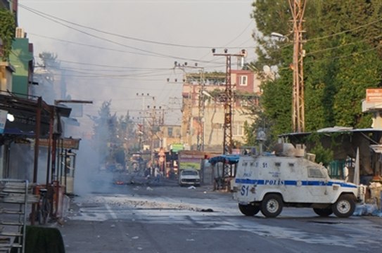 Adana Sokakları Savaş Alanına Döndü
