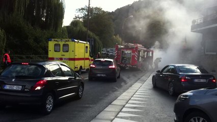 Une voiture prend feu après un premier accident