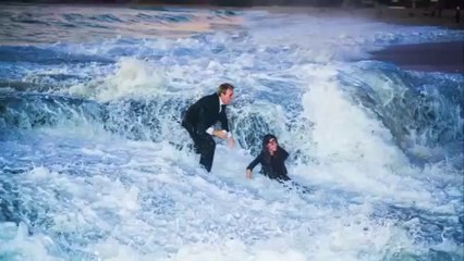 Demande en mariage gâchée par une vague géante!