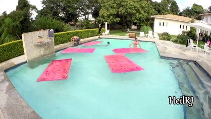 Ronaldinho s'amuse dans sa piscine et tire dans la tête des gens!