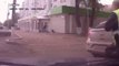 Un policier russe requisitionne une voiture pour une course poursuite