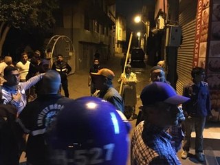 IŞİD'i Protesto Eden Gruba Mahalle Kadınları Sopalarla Tepki Gösterdi