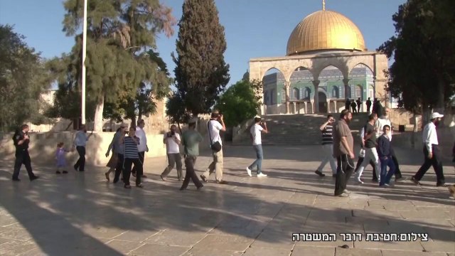 Palestinos enfrentam policiais na Esplanada das Mesquitas