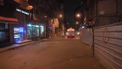 Sokak Aralarında Ateş Yakıp Polisi Taşladılar