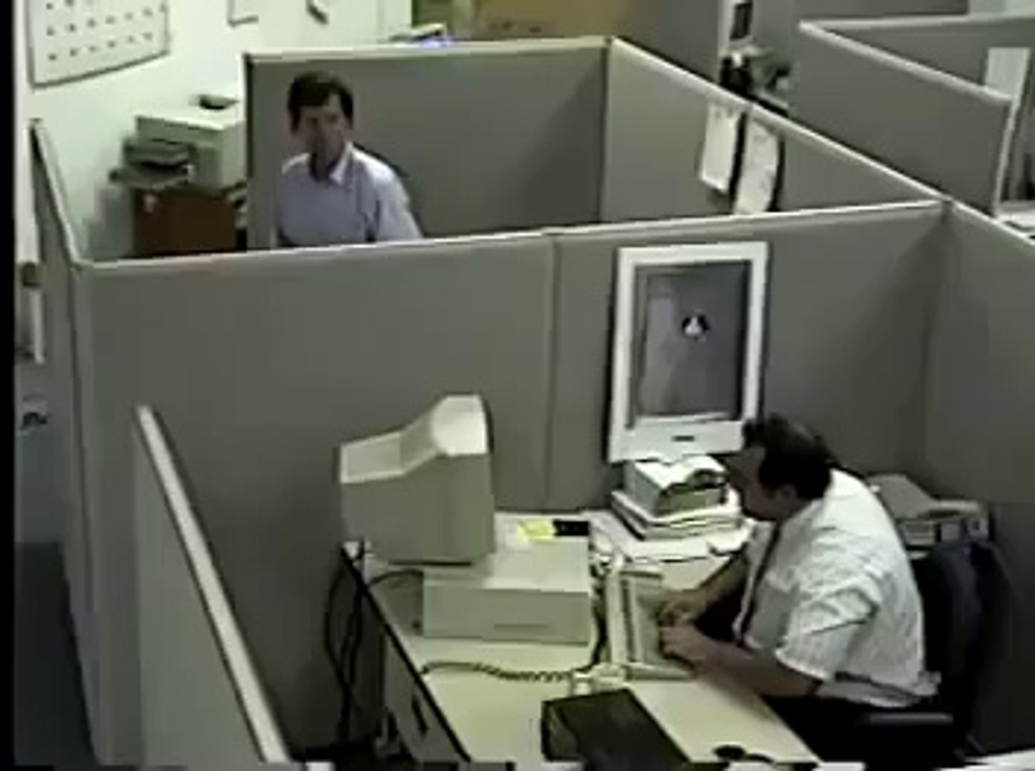 Un employé pète les plombs au bureau ! - Vidéo Dailymotion