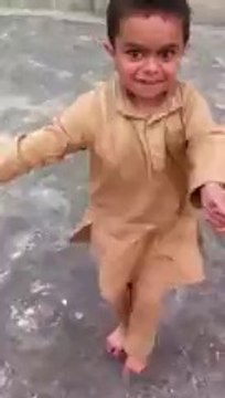 Kaptaan Khan k Jalsay main Nachnay ka Dil karta.