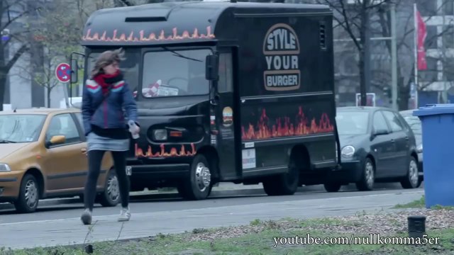 Çöpten Çıkan Bebek Şakasıyla İnsanları Hunharca Korkutmak