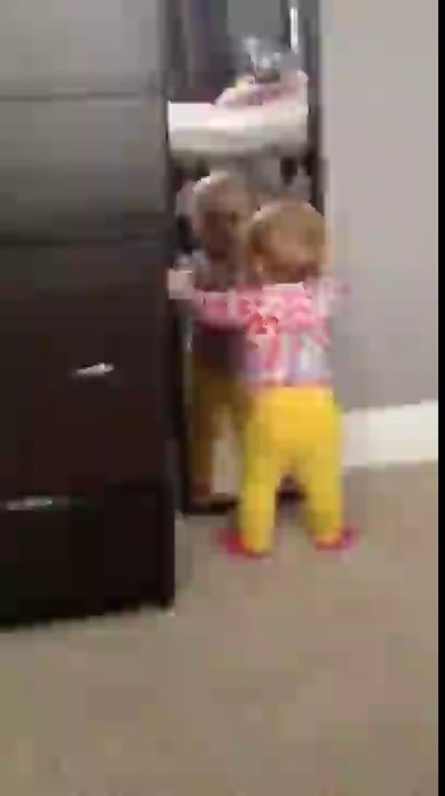 Quand un bébé découvre un miroir...ça fait mal !