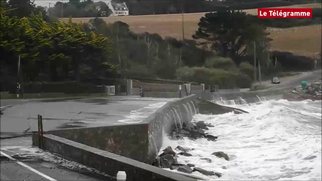 Crozon (29). Plage de Postollec : des vagues de forte intensité