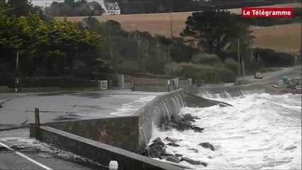 Crozon (29). Plage de Postollec : des vagues de forte intensité