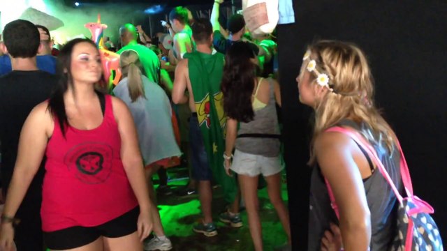 En plein festival, Elle traduit les paroles de la chanson en langue des signes pour sa copine sourde! Magique...