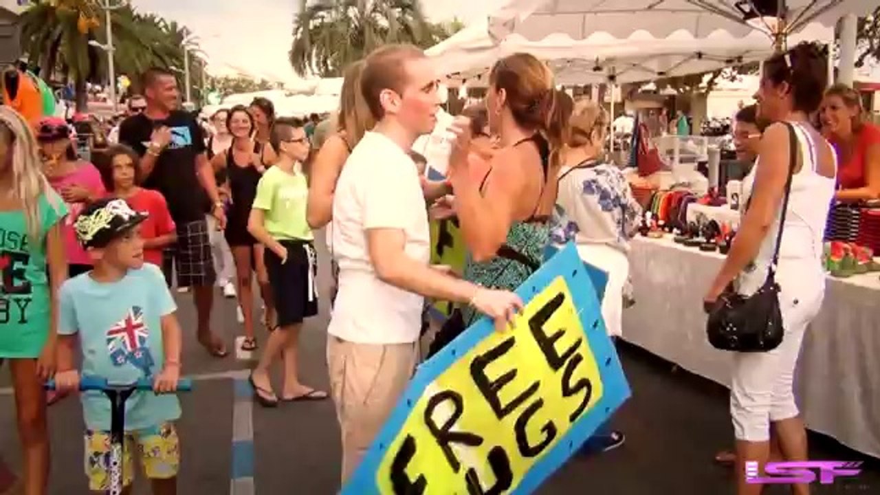 Amazing-Free-Hugs---France-2014-More-Free-Hugs