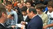 François Hollande signe un mot d'absence pour des lycéens