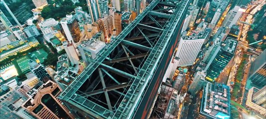 Des spider man pirate l'écran géant d'un des plus hauts building de Hong Kong