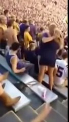 Casal cai da arquibancada após beijo